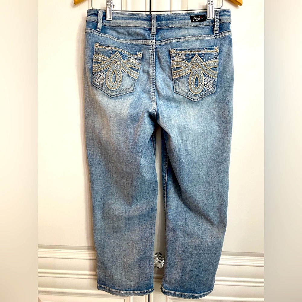 Earl Jeans Women’s Size 6 Light Wash Distressed Denim Capris Rhinestone Detail